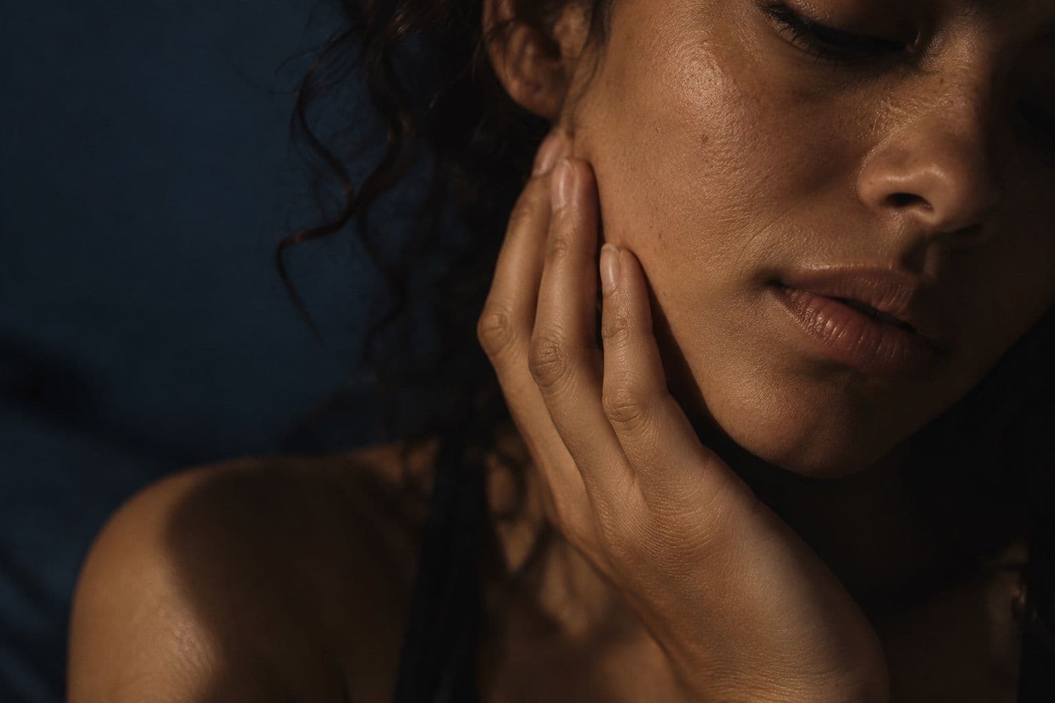 Portret editorial al unei persoane care își sprijină mâna lângă obraz